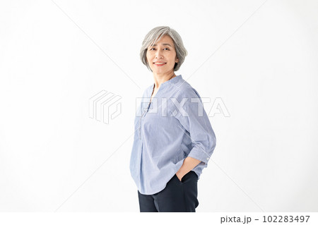 ビューティー　シニア　女性　ポートレート 102283497