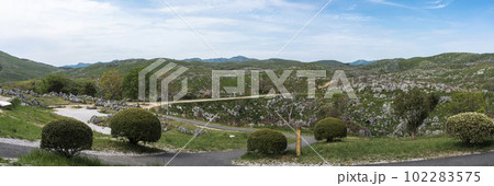 秋吉台のパノラマ風景 秋吉台のパノラマ風景 102283575