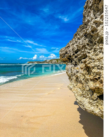 View of Bingin beach in Bali, Indonesia 102285647