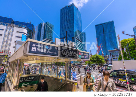 日本の東京都市景観 5月。マスク無しの方増加…紫外線・熱中症に注意。駅前に救急車…=1日、渋谷 日本の東京都市景観 5月。マスク無しの方増加…紫外線・熱中症に注意。駅前に救急車…=1日、渋谷 102285737