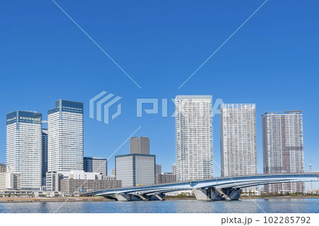東京都中央区晴海　快晴の晴海の超高層マンション群（タワーマンション）と周辺の街並み 102285792