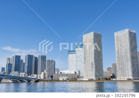東京都中央区晴海　快晴の晴海の超高層マンション群（タワーマンション）と周辺の街並み 102285796