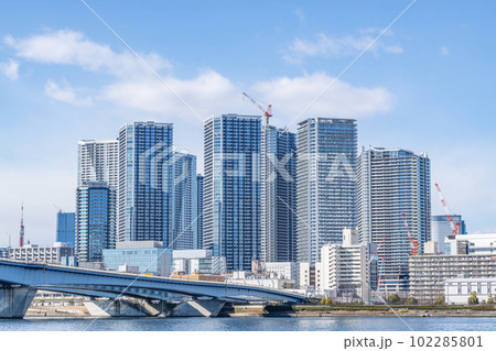 東京都中央区晴海　快晴の晴海の超高層マンション群（タワーマンション）と周辺の街並み 102285801