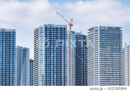 東京都中央区晴海　快晴の晴海の超高層マンション群（タワーマンション）と周辺の街並み 102285884