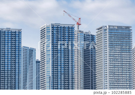 東京都中央区晴海　快晴の晴海の超高層マンション群（タワーマンション）と周辺の街並み 102285885
