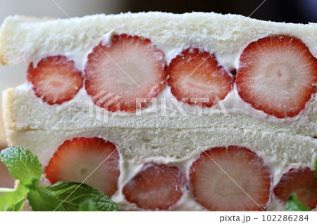 いちごとマスカルポーネのサンドイッチ　フルーツサンド 102286284