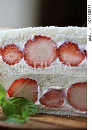 いちごとマスカルポーネのサンドイッチ　フルーツサンド 102286285