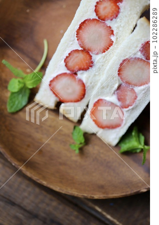 いちごとマスカルポーネのサンドイッチ　フルーツサンド 102286289