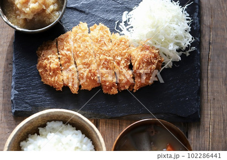 豚汁付のサクサクに揚げたトンカツ定食 豚汁付のサクサクに揚げたトンカツ定食 102286441