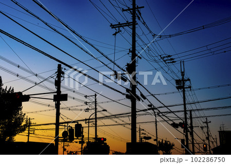 朝焼けと電線のシルエット 朝焼けと電線のシルエット 102286750