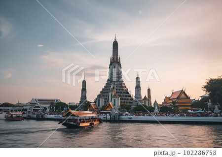 Wat Arun at sunset with long tail boat, in Bangkok, Thailand. Generative AI Wat Arun at sunset with long tail boat, in Bangkok, Thailand. Generative AI 102286758