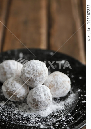 米粉で作ったスノーボールクッキー グルテンフリーのお菓子 米粉で作ったスノーボールクッキー グルテンフリーのお菓子 102287228