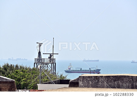台湾南部高雄市、高雄観光の目玉旗津、砲台跡から望む台湾海峡と停泊する貨物船、海峡を睨むレーダー、 102288330