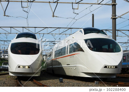 車両基地で並ぶ2編成の小田急電鉄50000形 102288400