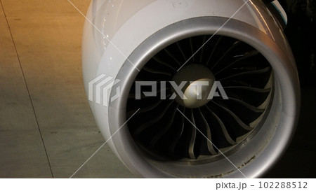 夜の飛行機 102288512