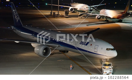 夜の飛行機・機体・羽田空港 夜の飛行機・機体・羽田空港 102288564