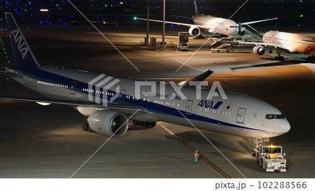 夜の飛行機・機体・羽田空港 102288566