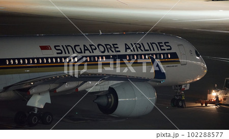夜の飛行機・機体・羽田空港 102288577