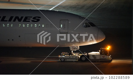 夜の飛行機・機体・羽田空港 夜の飛行機・機体・羽田空港 102288589