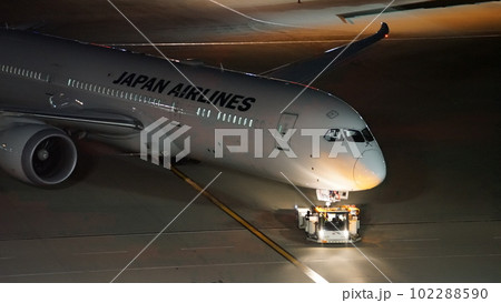 夜の飛行機・機体・羽田空港 102288590