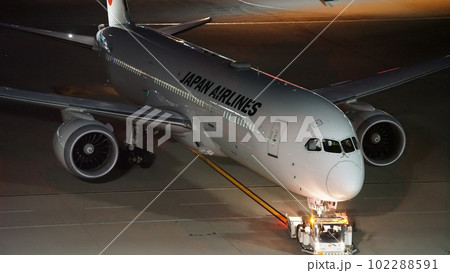 夜の飛行機・機体・羽田空港 102288591