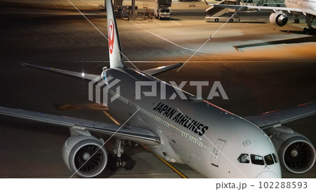 夜の飛行機・機体・羽田空港 102288593