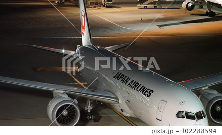 夜の飛行機・機体・羽田空港 102288594