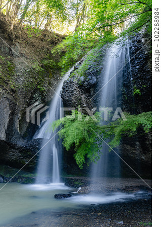 新緑の月待の滝 102288984
