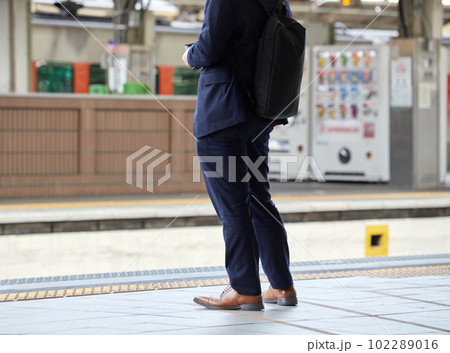 駅のホームで電車待ちの一人のビジネスマンの姿 駅のホームで電車待ちの一人のビジネスマンの姿 102289016