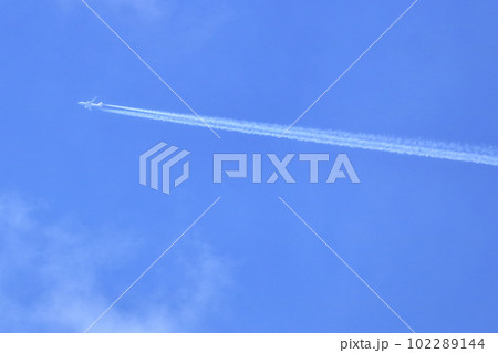 雲を引く旅客機 雲を引く旅客機 102289144