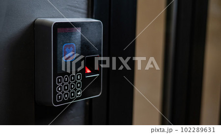 Refusal to a modern lock without a key by fingerprint at the entrance. No people. Refusal to a modern lock without a key by fingerprint at the entrance. No people. 102289631