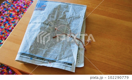テーブルに置かれた新聞と眼鏡 テーブルに置かれた新聞と眼鏡 102290779
