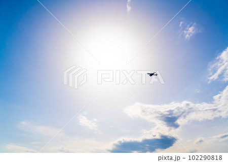昼の太陽を背にして飛ぶ飛行機 昼の太陽を背にして飛ぶ飛行機 102290818