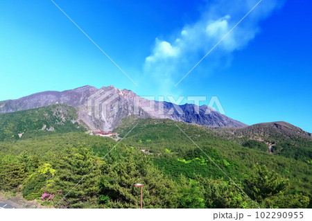 【鹿児島県】晴天の湯之平展望所から見た桜島 【鹿児島県】晴天の湯之平展望所から見た桜島 102290955