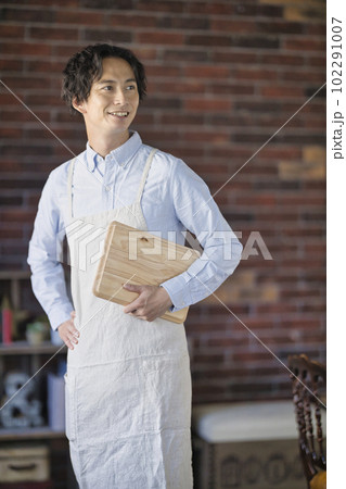 笑顔のカフェの男性スタッフ 102291007