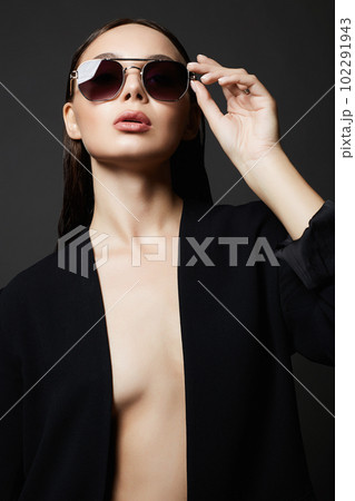 fashion portrait of Beautiful sexy woman in sunglasses 102291943