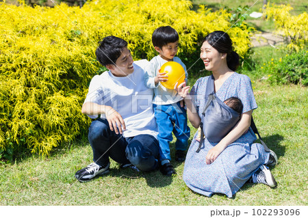 公園で家族とボール遊びする子供 102293096