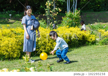公園でママとボール遊びする子供 102293238