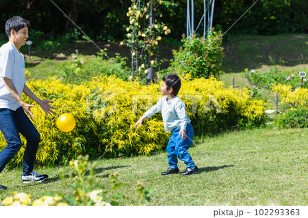 公園でパパとボール遊びする子供 102293363