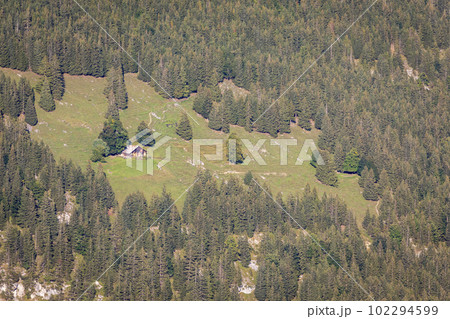 lonely farm above Lauterbrunnen idyllic valley, Bernese oberland, Swiss Alps 102294599