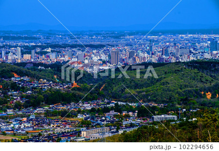 青葉萌える杜の都　仙台　蕃山からの眺望 102294656
