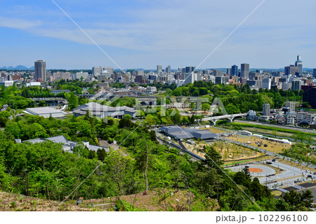 青葉山城本丸址から俯瞰する「花と杜のフェア・未来の杜仙台2023」メイン会場と市街地 青葉山城本丸址から俯瞰する「花と杜のフェア・未来の杜仙台2023」メイン会場と市街地 102296100