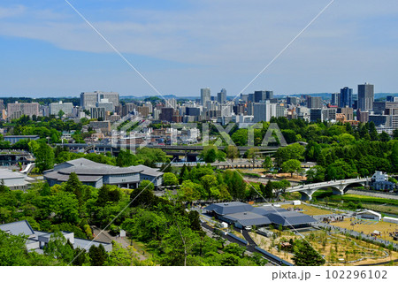 青葉山城本丸址から俯瞰する「花と杜のフェア・未来の杜仙台2023」メイン会場と市街地 102296102