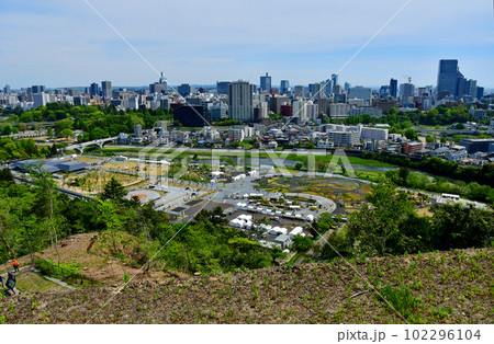 青葉山城本丸址から俯瞰する「花と杜のフェア・未来の杜仙台2023」メイン会場と市街地 102296104