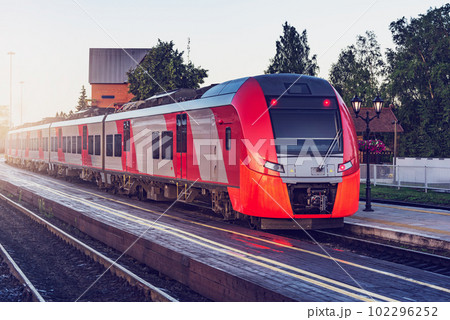 Train stands by the platform. 102296252