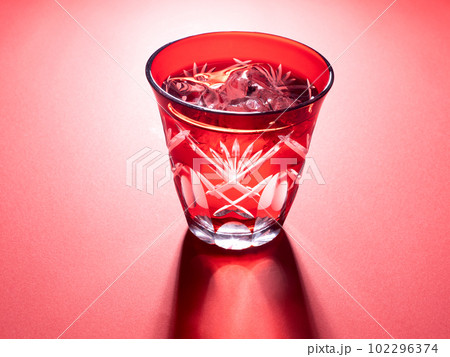 江戸切子のグラスに入れた焼酎の水割り 102296374