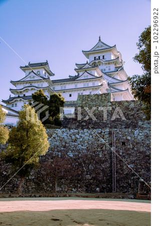 きれいな姫路城と朝の景色 102296922