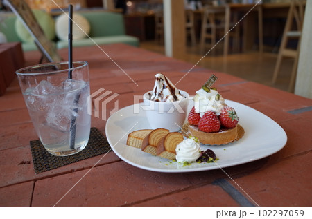 ケーキセットの風景_き花の杜 102297059