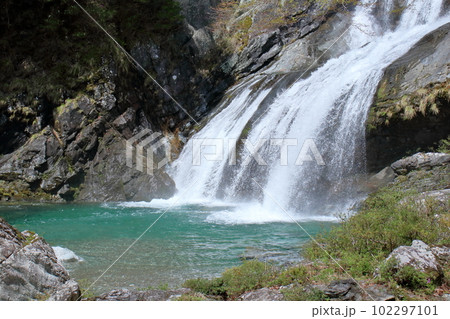 アメガエリの滝　土佐の名水　（高知県　土佐町　瀬戸川渓谷） 102297101