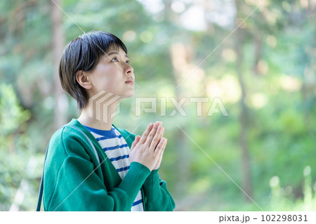 お参りをする女性　願掛けをする女性　合掌　お祈り　参拝　パワースポット巡り　神社 102298031